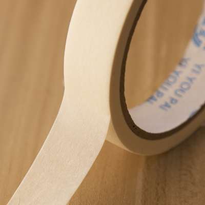 Adhesive crepe paper masking tape for spray painting